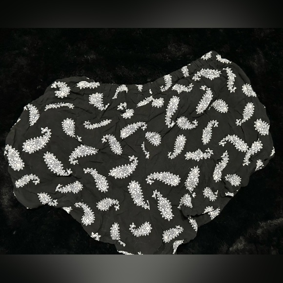 Brandy Melville Paisley Shorts - Picture 3 of 3